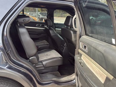 Used 2017 Ford Explorer XLT w/ Equipment Group 202A image 26
