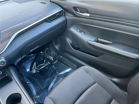 Used 2025 Nissan Altima 2.5 SV FWD image 40