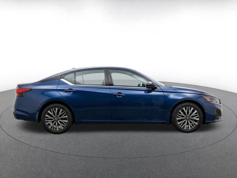 Used 2025 Nissan Altima 2.5 SV FWD image 10