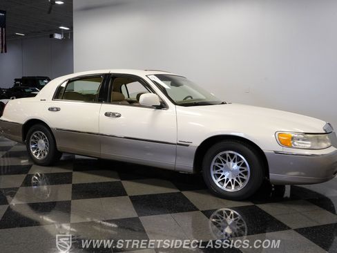 Used 2000 Lincoln Town Car Signature RWD image 16