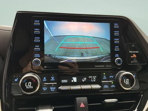 Used 2020 Toyota Highlander XLE AWD/4WD image 30