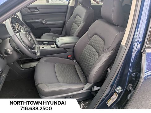 Used 2025 Nissan Pathfinder SV image 8