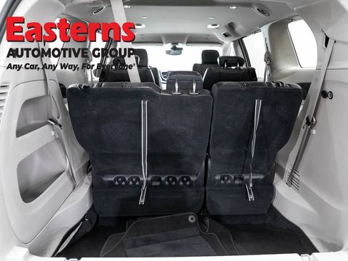 Used 2023 Chrysler Pacifica Touring-L FWD image 9