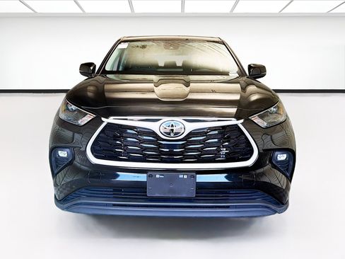 Used 2024 Toyota Highlander LE FWD image 2