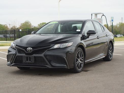 Used 2024 Toyota Camry SE image 21