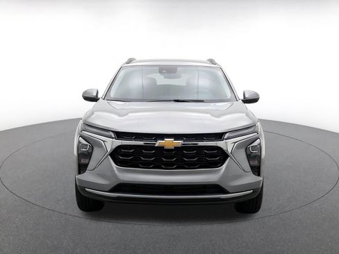 Used 2025 Chevrolet Trax LT FWD image 2