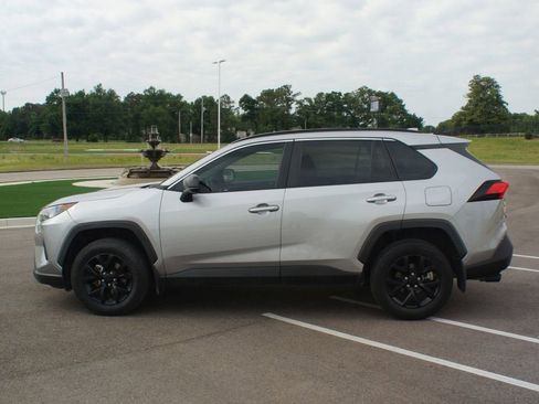 Used 2021 Toyota RAV4 LE FWD image 11
