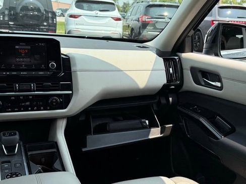 Used 2022 Nissan Pathfinder SV image 31