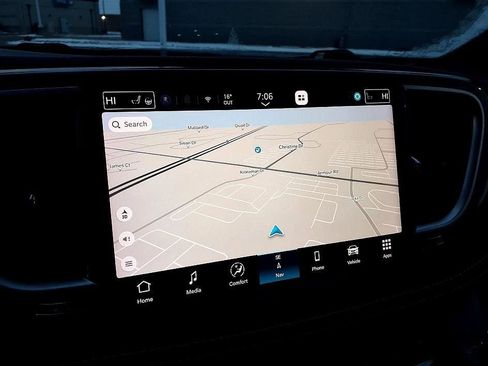 Used 2023 Chrysler Pacifica Limited w/ Uconnect Theater Family Group image 28