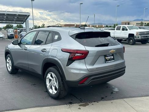 New 2026 Chevrolet Trax LS w/ LS Convenience Package FWD image 4