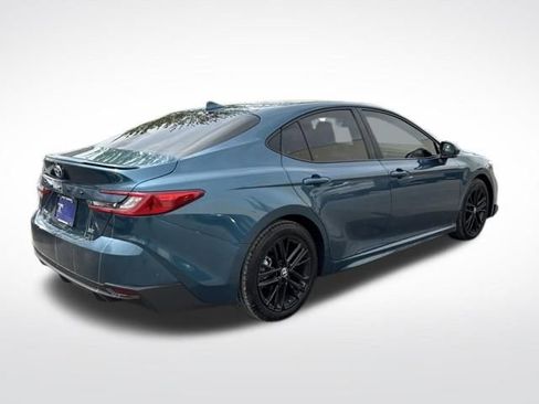 Used 2025 Toyota Camry SE image 4