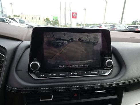 Used 2023 Nissan Rogue SV image 19