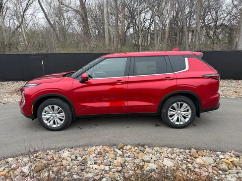 New 2026 Mitsubishi Outlander ES image 2