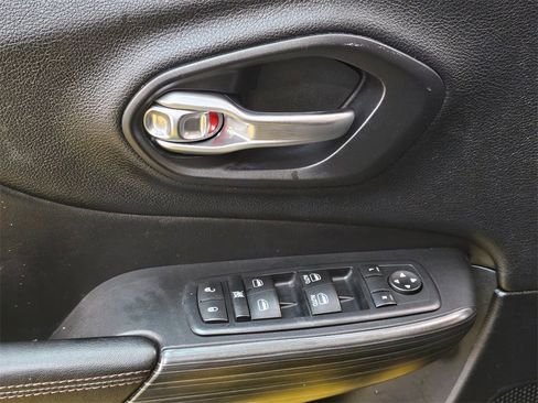 Used 2017 Jeep Cherokee Trailhawk image 23