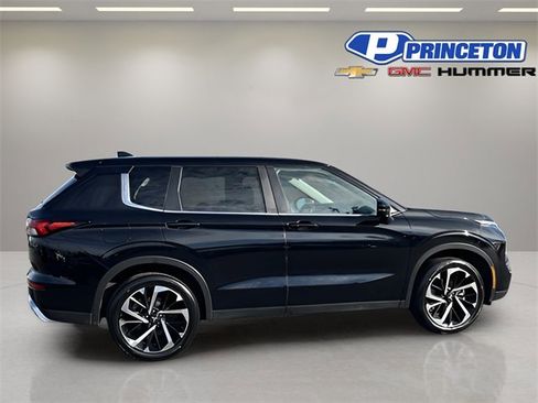 Used 2023 Mitsubishi Outlander SE image 8
