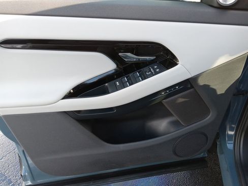 Used 2025 Land Rover Range Rover Evoque Dynamic SE image 7