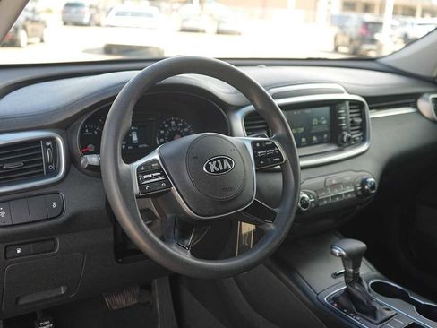 Used 2019 Kia Sorento L image 2