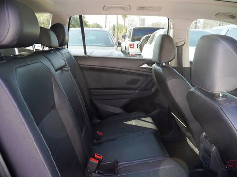 Used 2018 Volkswagen Tiguan SE w/ Panoramic Sunroof Package image 24