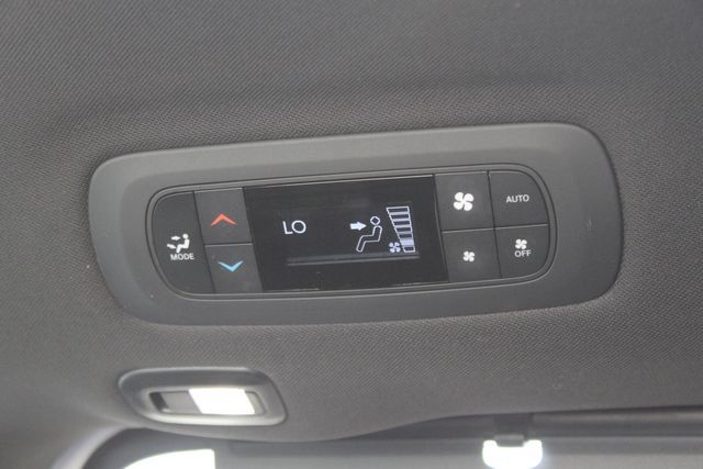 Used 2025 Chrysler Pacifica Limited FWD image 27