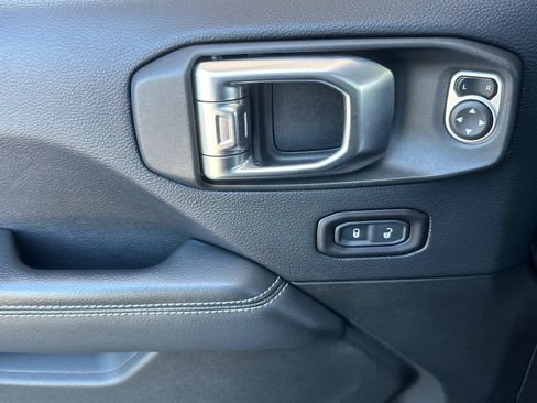 Used 2018 Jeep Wrangler Unlimited Sahara AWD/4WD image 11