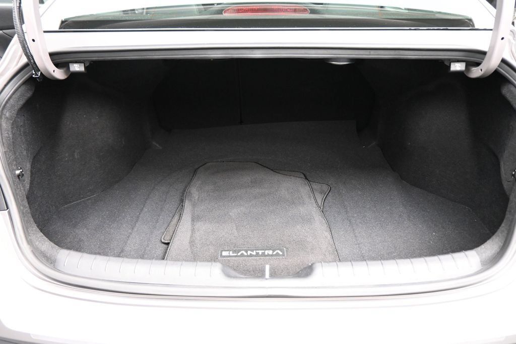 Used 2022 Hyundai Elantra Limited FWD image 19