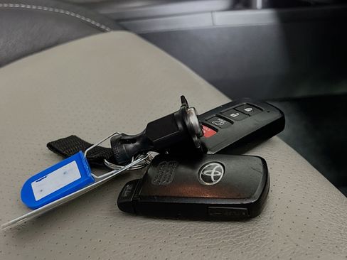 Used 2018 Toyota RAV4 XLE FWD image 36