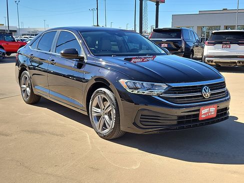 Used 2023 Volkswagen Jetta SE image 4