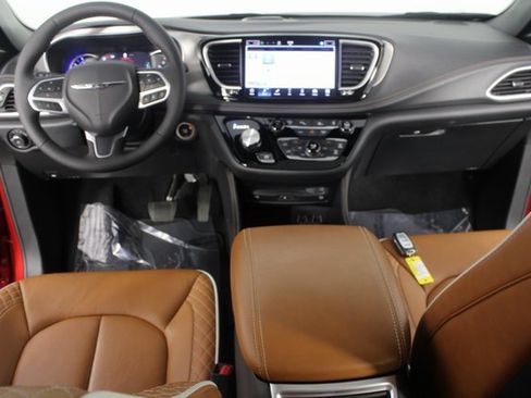 Used 2025 Chrysler Pacifica Pinnacle image 11