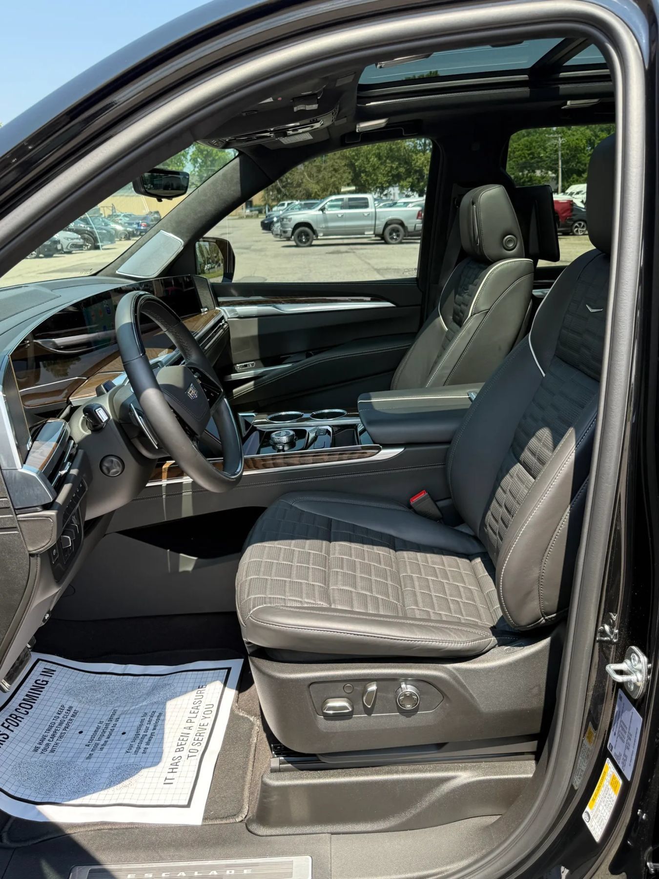 Used 2025 Cadillac Escalade Sport Platinum w/ LPO, ONYX Package AWD/4WD image 37
