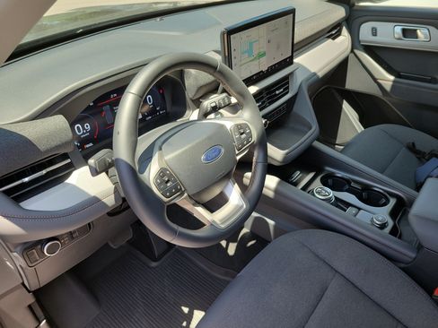 Used 2025 Ford Explorer Active RWD image 18