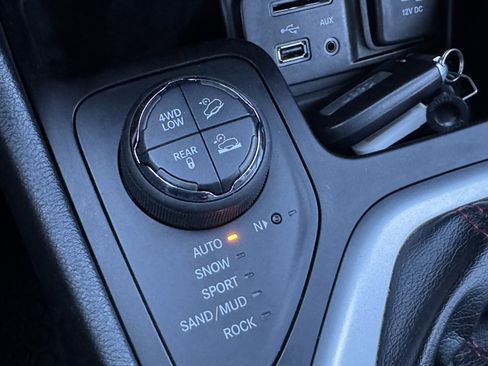 Used 2016 Jeep Cherokee Trailhawk w/ Comfort/Convenience Group image 30