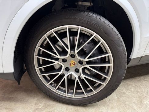 Used 2022 Porsche Cayenne Platinum Edition image 28