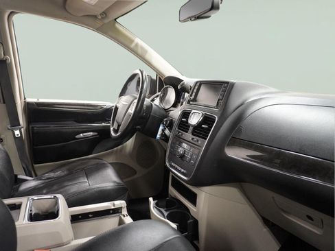 Used 2016 Chrysler Town & Country Touring FWD image 22