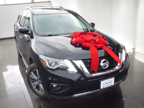Used 2019 Nissan Pathfinder SV image 2