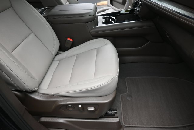 Used 2025 Chevrolet Tahoe LT w/ Comfort Package AWD/4WD image 32