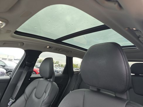 Used 2018 Volvo XC60 T6 Momentum w/ Advanced Package image 9