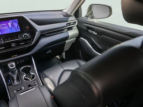 Used 2023 Toyota Highlander XLE image 32