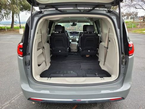 Used 2022 Chrysler Pacifica Touring-L image 11