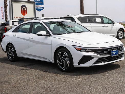 Used 2025 Hyundai Elantra Limited FWD image 3