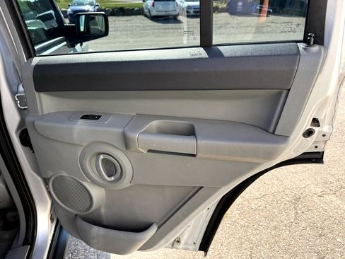 Used 2006 Jeep Commander 4WD image 24