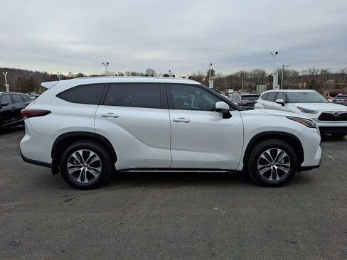Used 2024 Toyota Highlander XLE FWD image 9