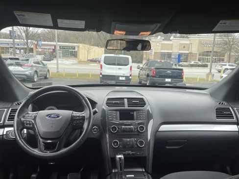 Used 2017 Ford Explorer XLT image 10