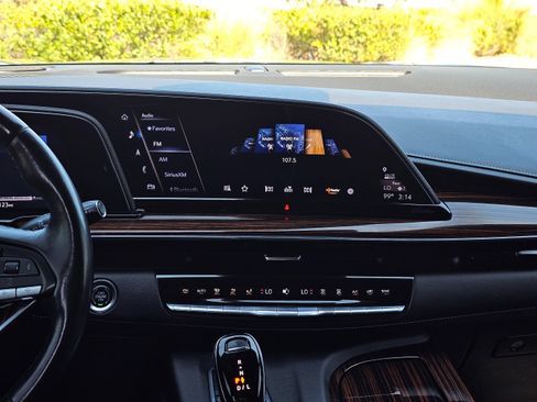 Used 2023 Cadillac Escalade Premium Luxury RWD image 34