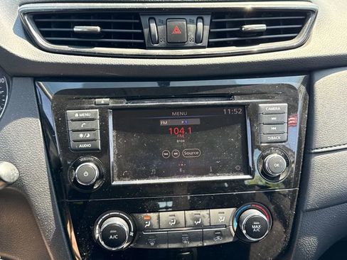 Used 2018 Nissan Rogue S AWD/4WD image 25