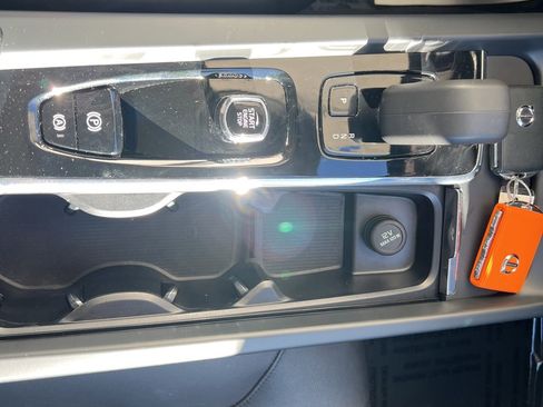 Used 2024 Volvo XC60 B5 Core image 13