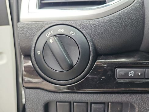 Used 2017 Nissan Titan SV image 28