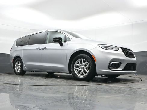 Used 2024 Chrysler Pacifica Touring-L FWD image 43