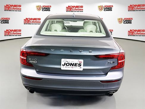 Used 2020 Volvo S60 T6 Momentum image 17