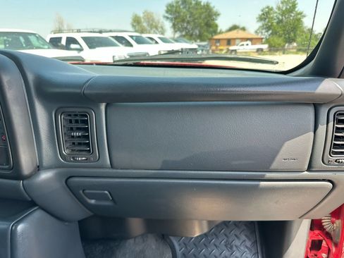 Used 2002 Chevrolet Avalanche 2500 w/ Convenience Pkg AWD/4WD image 20