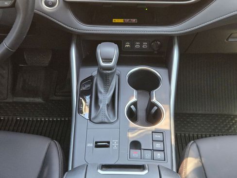 Used 2025 Toyota Highlander XLE AWD/4WD image 20
